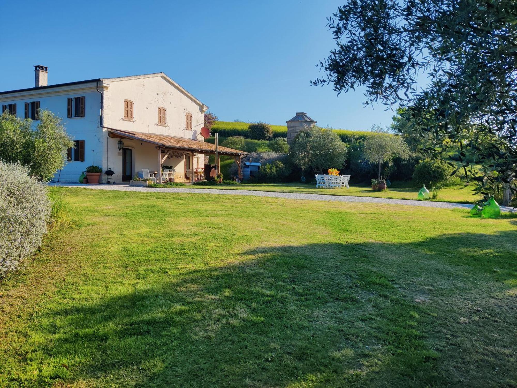 Rustico Del Bozzo Guest House Castelleone di Suasa Екстериор снимка